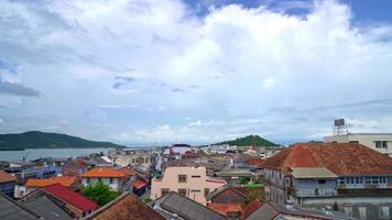 songkla stadtansicht mit blauem himmel und bucht in thailand