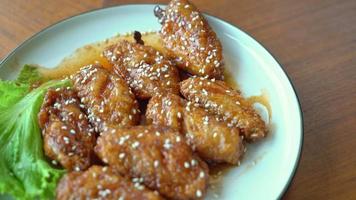 poulet frit avec sauce coréenne épicée et sésame blanc video