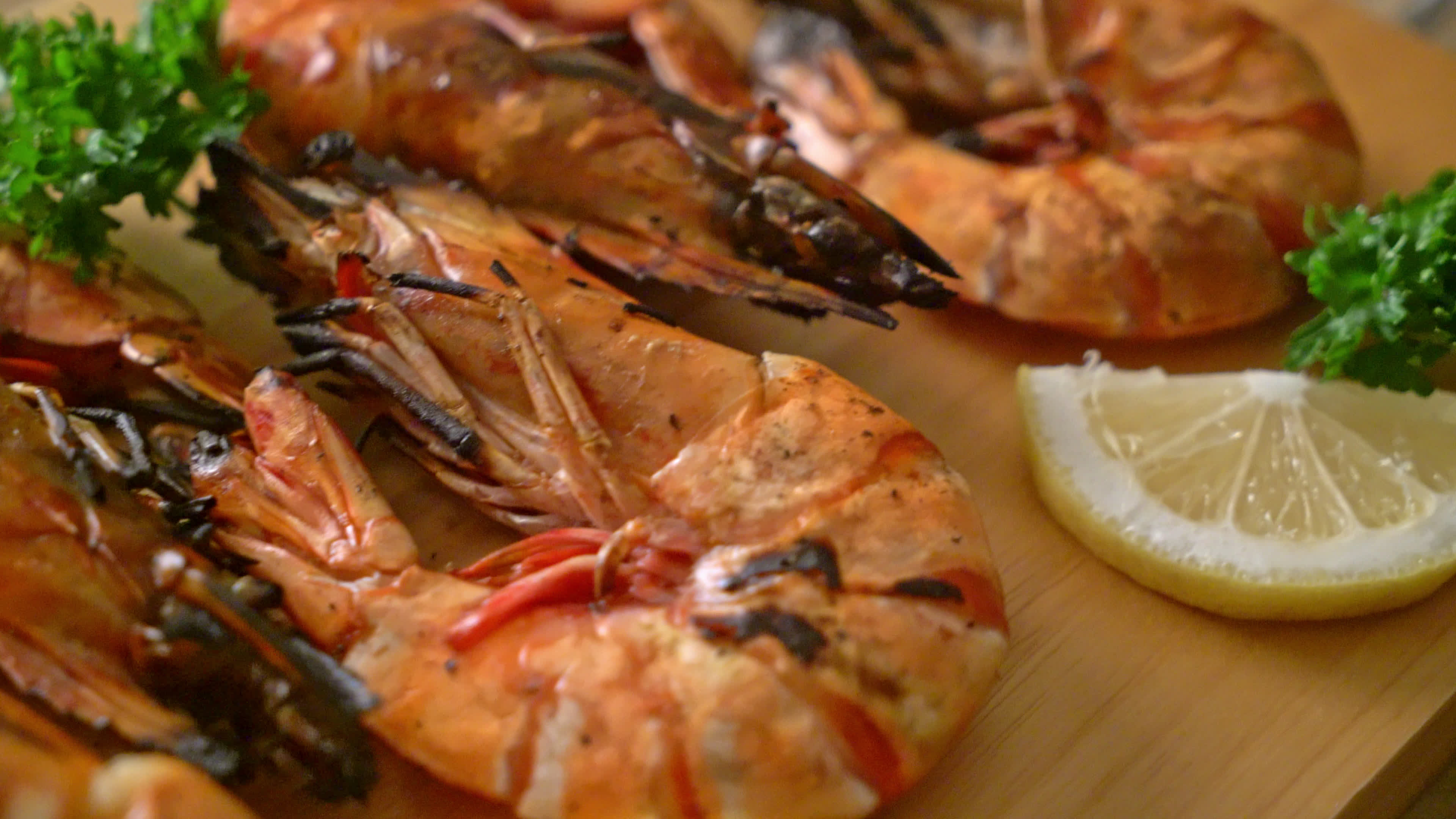 langostinos tigre a la parrilla o gambas con limón sobre tabla de madera 6108053 Vídeo de stock langostinos tigre a la parrilla o gambas con limón sobre tabla de madera 6108053 Vídeo de stock