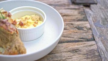 gâteau à la banane avec fromage à la crème et crumble sur plaque video