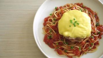 spaghetti al sugo di pomodoro con amburgo e formaggio video