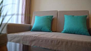 linda e confortável decoração de travesseiros na cama no quarto