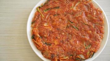 koreanischer Kimchi-Pfannkuchen oder Kimchijeon - gebratenes Mischei, Kimchi und Mehl - koreanischer Essensstil