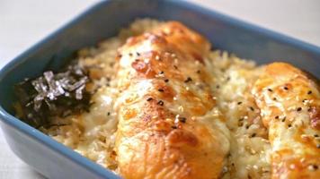 salmón al horno con queso y tazón de arroz miso picante video