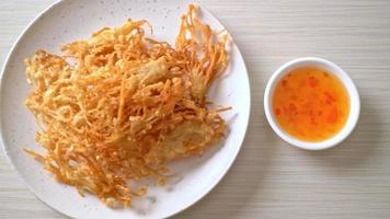 cogumelo enoki frito ou cogumelo com agulha dourada - estilo de comida vegana e vegetariana