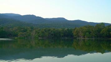 il lago Kaew all'università di Chiang Mai con montagne boscose e cielo crepuscolare video