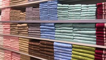 toalla de colores en la estantería de una tienda minorista video
