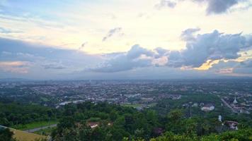 Hat yai city skyline avec ciel crépusculaire à songkhla en thaïlande