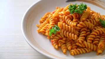 pasta a spirale o spirali con salsa di pomodoro e prezzemolo - stile alimentare italiano video