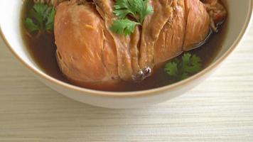 fideos con pollo estofado en tazón de sopa marrón - estilo de comida asiática video