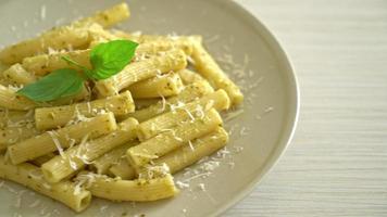rigatoni al pesto con parmigiano - cibo italiano e stile vegetariano video