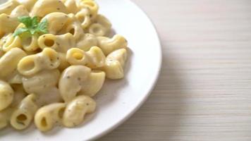 macaroni et fromage aux herbes dans un bol video