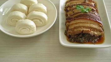 mei cai kou rou oder gedünstetes Schweinebauch mit Swatow-Senf-Cubbage-Rezepten - chinesisches Essen video