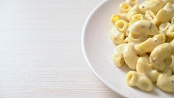 macaroni et fromage aux herbes dans un bol video