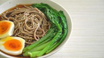 ramen noodles met ei en groente - veganistische of vegetarische eetstijl video