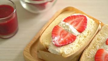 sanduíche de panqueca com creme de morango fresco video