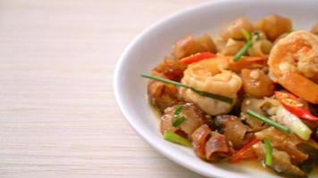 pepino de mar estofado salteado con gambas - estilo de comida asiática video