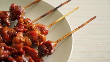 espeto de moela de frango grelhado yakitori servir em estilo izakaya - estilo de comida asiática video