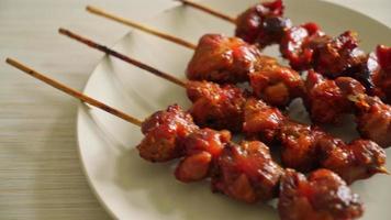 grillad kyckling kråsspett yakitori servera i izakaya-stil - asiatisk matstil video