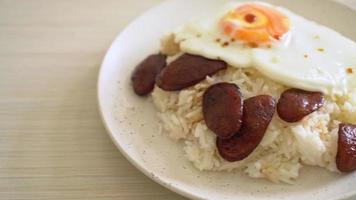 Arroz con huevo frito y salchicha china - comida casera al estilo asiático video