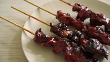 espeto de fígado de frango grelhado yakitori servir em estilo izakaya - estilo de comida asiática video