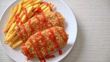 gebakken kipfilet steak met frietjes en ketchup video