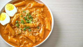 noodle istantanei coreani e tteokbokki in salsa piccante coreana, rabokki - stile alimentare coreano video