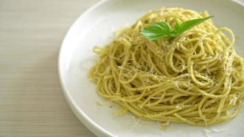 pasta spaghetti al pesto - cibo vegetariano e stile alimentare italiano video