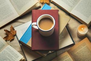 vista superior de libros y taza de café. enfoque selectivo foto
