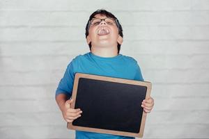 niño feliz con una pizarra foto