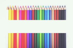 lápices de colores sobre fondo blanco foto