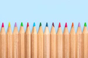 fila de lápices de madera de colores