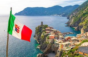 vernazza tradicional pueblo típico italiano en el parque nacional cinque terre foto