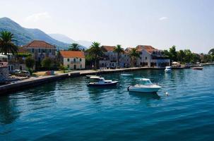 yates y barcos de pesca, bahía de kotor, tivat, seljanovo, montenegro foto