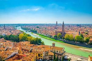 vista aérea del centro histórico de la ciudad de verona foto