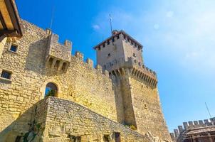 prima torre guaita primera torre medieval con muralla de ladrillo de piedra con almenas en la roca del monte titano foto