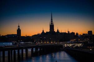 silueta del horizonte del paisaje urbano de estocolmo al atardecer, anochecer, suecia foto