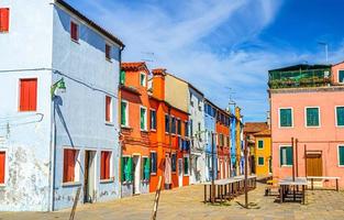 coloridas casas de la isla de burano foto