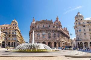 plaza piazza raffaele de ferrari con fuente y palazzo della nuova borsa palacio edificio de estilo barroco en el centro histórico de la ciudad vieja de génova foto