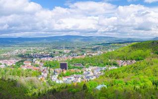 Vista panorámica aérea de la ciudad de Karlovy Vary foto