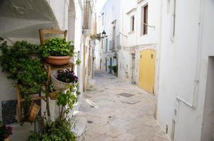 estrechas calles blancas de locorotondo en puglia foto