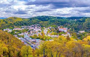 Vista panorámica aérea de la ciudad de Karlovy Vary foto