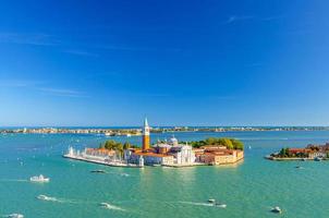 vista panorámica aérea de la isla de san giorgio maggiore con campanile san giorgio en la laguna veneciana foto