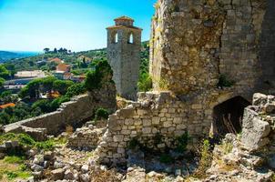 antigua capilla de la torre y ruinas de la fortaleza de stari bar, montenegro foto