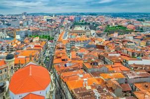 vista panorámica aérea del centro histórico de la ciudad de porto oporto con edificios típicos de techo de tejas rojas foto