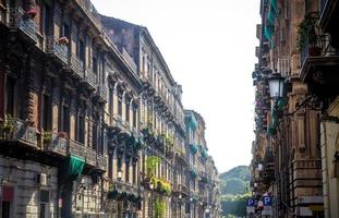 calle típica y edificios de estilo antiguo, catania, sicilia, italia foto