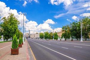 avenida de la independencia con acera y vista de la plaza de la victoria con monumento de granito de la victoria en minsk foto