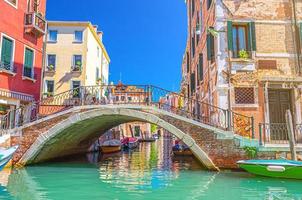 puente a través del estrecho canal de agua en venecia foto
