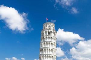 torre inclinada torre di pisa en la plaza piazza del miracoli, cielo azul con fondo de nubes blancas foto