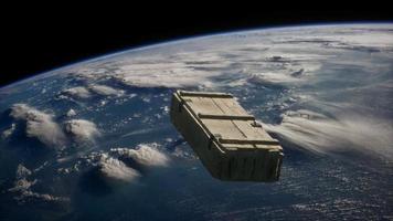 caja de madera antigua en órbita terrestre. elementos proporcionados por la nasa